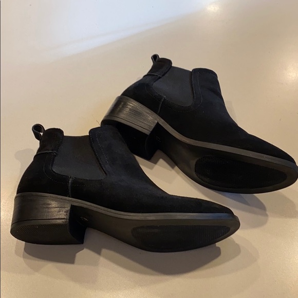 Steve Madden black suede Chelsea Bootie - Picture 2 of 5